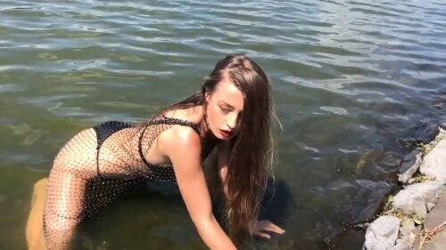 Anna Zapala Shoot In The Water